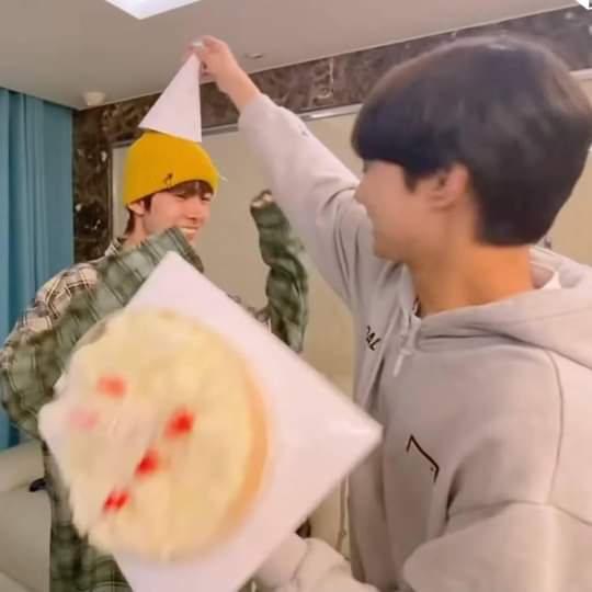 sunooboniito's tweet photo. Es de mi agrado informarles que ya es el cumpleaños de Heeseung y por lo tanto se cumple un año de escena icónica 

ACE HEESEUNG DAY
#OurGreatestLoveHEESEUNG
#어텐션_플리즈_모두_희승_생일_주목해 
@ENHYPEN_members https://t.co/aiwSzHUWFG