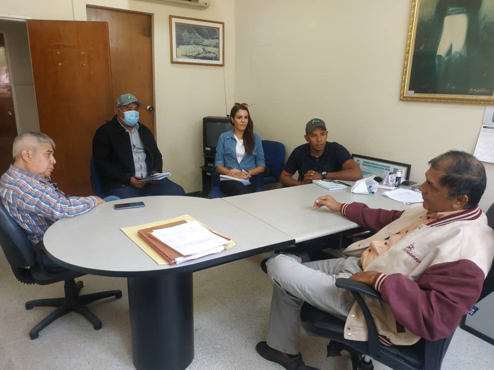 MERIDAIMDERURAL's tweet photo. @rafaelaraqueroa, recibió al grupo Valenjes, que llevan 10 años dando a conocer nuestros productos del agro internacionalmente. Desean implementar en Mérida plan de siembra café y cacao en finca de 5 a 10 ha, ellos aportan el capital e Imderural los técnicos @RamonGuevaraMRD https://t.co/17dZS97h5J
