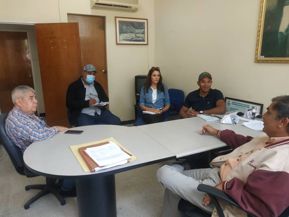 MERIDAIMDERURAL's tweet photo. @rafaelaraqueroa, recibió al grupo Valenjes, que llevan 10 años dando a conocer nuestros productos del agro internacionalmente. Desean implementar en Mérida plan de siembra café y cacao en finca de 5 a 10 ha, ellos aportan el capital e Imderural los técnicos @RamonGuevaraMRD https://t.co/17dZS97h5J