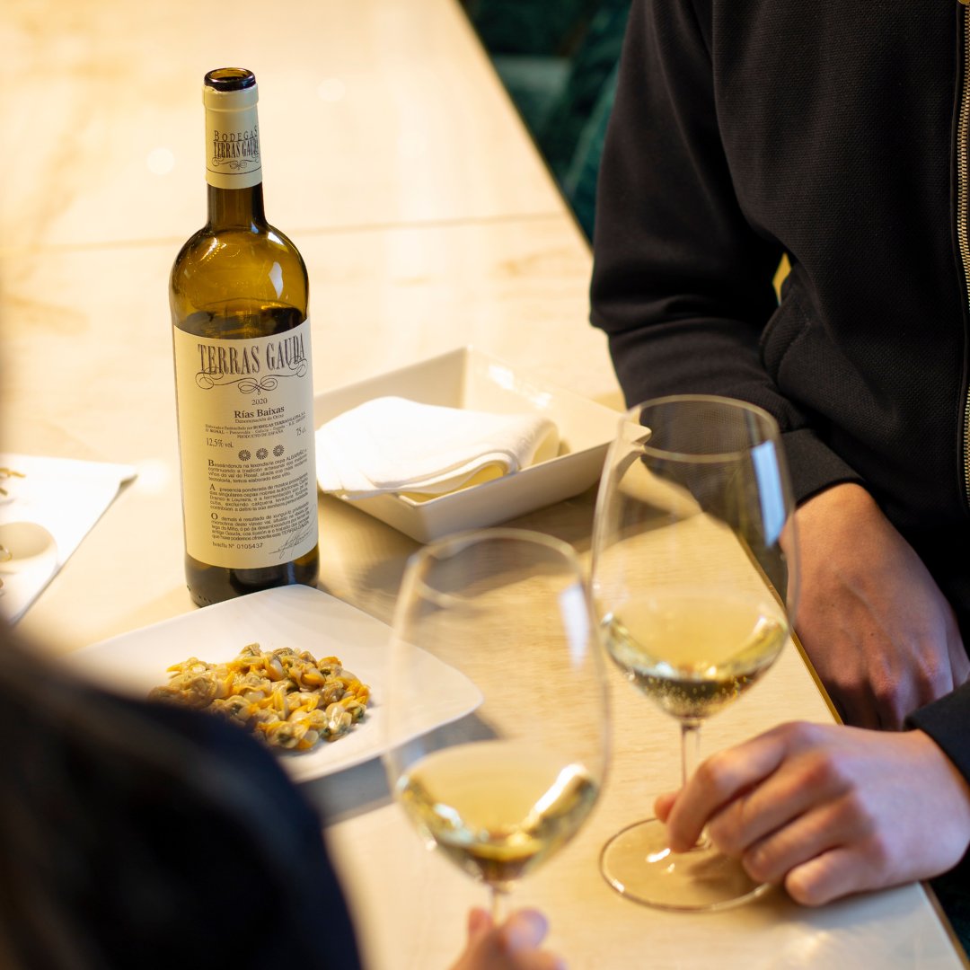 TerrasGauda's tweet photo. El aperitivo en buena compañía es mucho más que un aperitivo. Déjate llevar por los sentidos con Terras Gauda 2020 & tu persona favorita.
#BodegasTerrasGauda #TerrasGauda #Albariño #Loureiro #Caiño #DORíasBaixas https://t.co/Enfb6aQ1kd