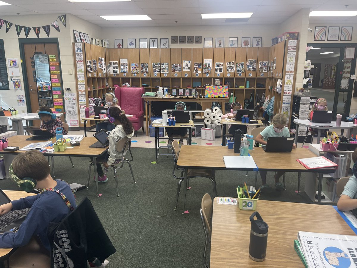 TechCoach157C's tweet photo. Ss sorting words into short a and long a columns, creating a sentence with long a words and recording their learning in Seesaw! @kelsey_little #Allin157c #157cLearns #fsd157c https://t.co/4xb9kLyC3H