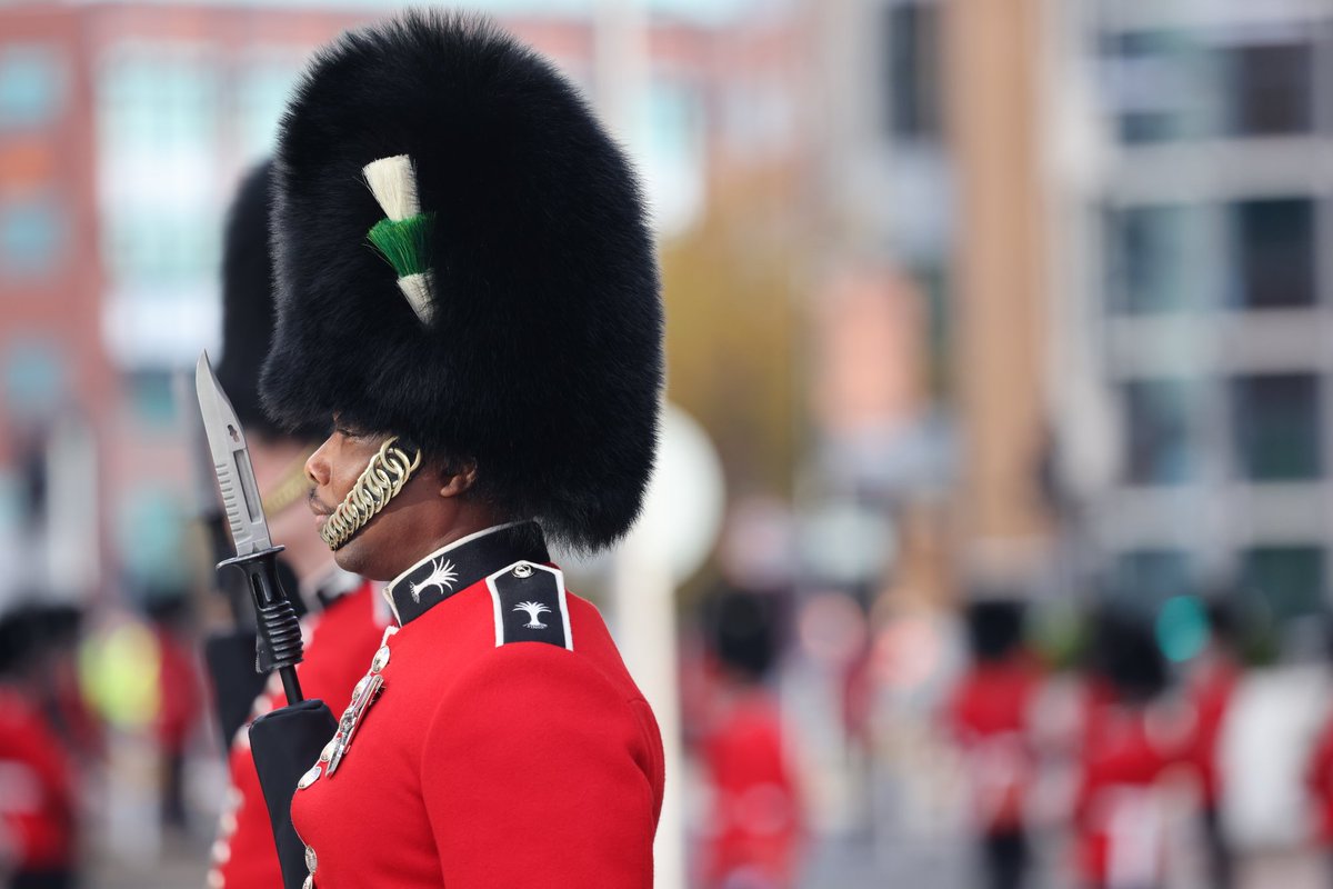 ArmyInWales's tweet photo. A 21-Gun Salute by @104RegimentRA welcomed the Queen into Cardiff to officially open the 6th session of Welsh Parliament, with 42 soldiers from the @WelshGuards step-lining Her Majesty's route into the Senedd @BritishArmy @DefenceHQ @WelshGovernment @UKGovWales https://t.co/sPrG595o4T