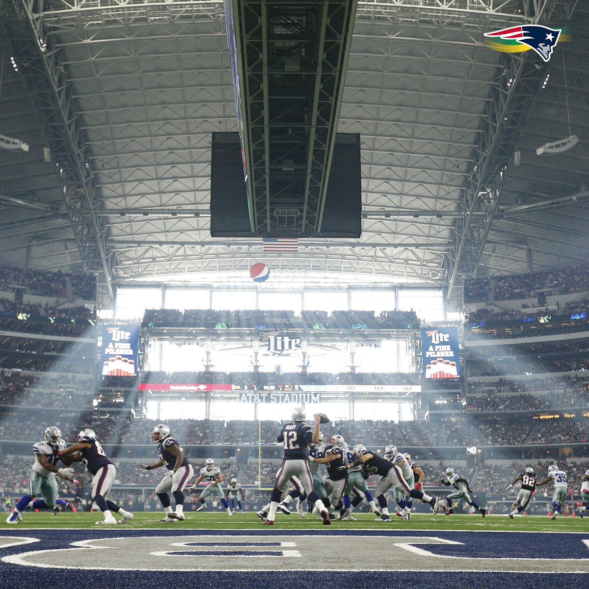 NFLBrasil's tweet photo. Amanha é dia de Pats x Dallas no AT&amp;T Stadium e não podíamos deixar de lembrar dessa que é uma das mais belas fotos da história do esporte! 😍📷

(via Ric Tapia/@patriotsbrasil) https://t.co/BolZF4D6rN