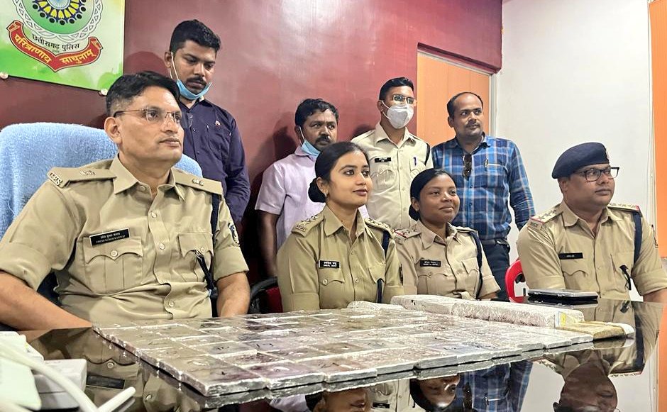 थाना सिटी कोतवाली पुलिस की बड़ी कार्यवाही।
अवैध रुप से कच्ची चांदी का भण्डारण रखे दो आरोपी हुए गिरफ्तार।
26 लाख रुपये से अधिक की चांदी- 40 किलो एवं 4 क्विंटल तांबा का चूर्ण जप्त।
<a href="/CG_Police/">Chhattisgarh Police</a> 
<a href="/IpsDangi/">Dr. Ratan Lal Dangi,IPS (PMG)</a> 
<a href="/deepakjha_ips/">Deepak Jha</a> 
<a href="/Umesh27kashyap/">Umesh Kashyap</a>