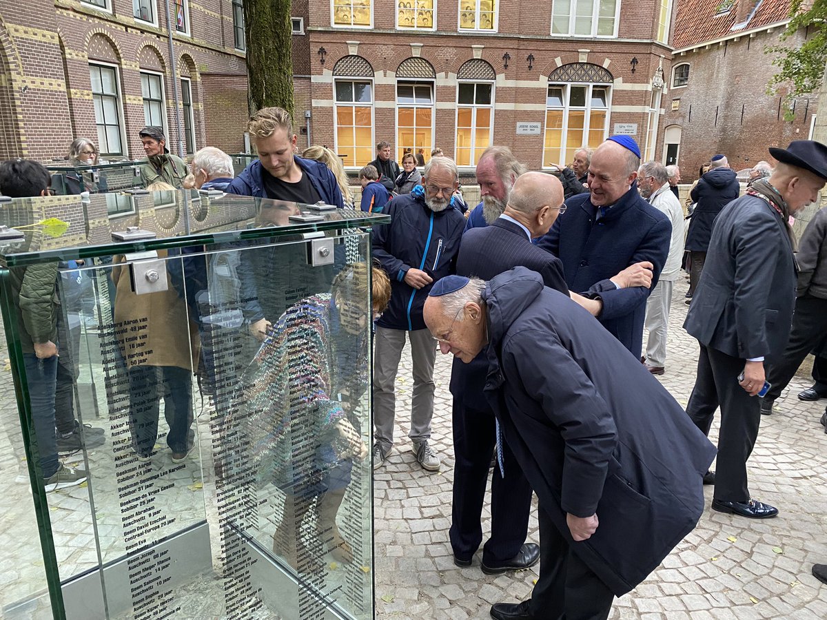 Joads nammemonumint yn Ljouwert is fannemidje ûntbleate oanslútend op foarstelling De Joodse Bruiloft. Rom 500 nammen fan yn de oarloch ombrochte joadse ynwenners fan ús haadstêd. Betjuttingsfol, weardich en bliuwend monumint. Tank oan de inisjatyfnimmers! <a href="/provfryslan/">Provincie Fryslân</a>