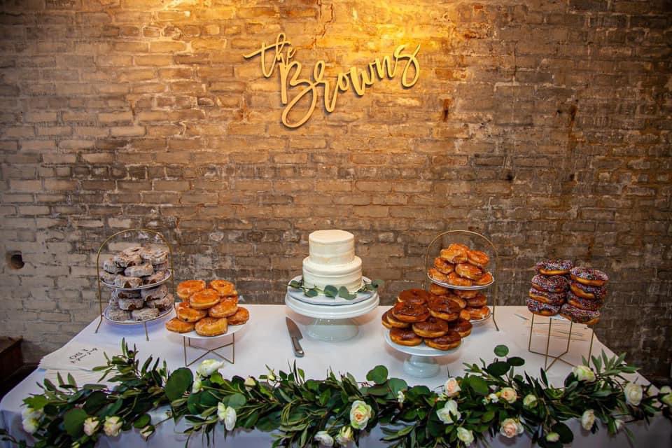 Don’t mind us! We’re just over here drooling 🤤 over these wedding cakes &amp; dessert tables featuring our Cake Clusters &amp; OLIVIA Custom Garland!

Shop Cake Clusters @ somethingborrowedblooms.com/cake-decor