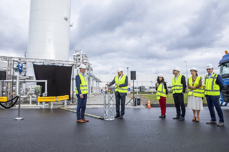 Koning Willem-Alexander heeft vandaag in de Amsterdamse haven de 1e Nederlandse bio-LNG-installatie geopend. Vloeibaar &amp; opgewerkt biogas, gemaakt van over-datum-voedingsmiddelen, vindt via 7 LNG-tankstations zijn weg naar vrachtwagens die op #LNG rijden: bit.ly/3vbXlYg