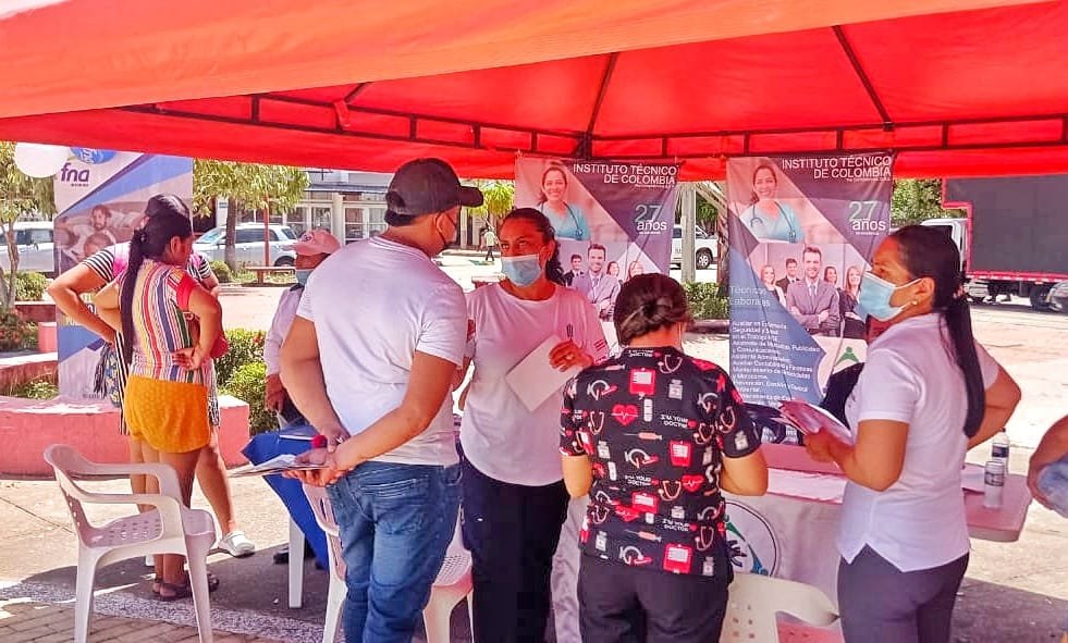 RSCasanare's tweet photo. #AEstaHora 🚩  |    Red Salud Casanare en conjunto con la Alcaldía de Trinidad, desarrollan la 1ra Feria #Servimos en el municipio. ✌☀️
Vincúlate a este programa. Te esperamos! 
#BienestarParaQuienesSirvenAlPaís 🇨🇴 https://t.co/E0GpazEEpG