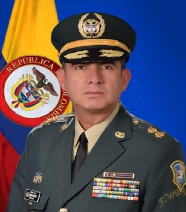 Este sujeto es el general MARIO ALFREDO GONZÁLEZ LAMPREA, comandante de “inteligencia” militar. Además de estar acusado  por abusos sexuales contra una subalterna, maneja una sala ilegal de chuzadas a opositores y periodistas independientes, incluido yo, según me informan.