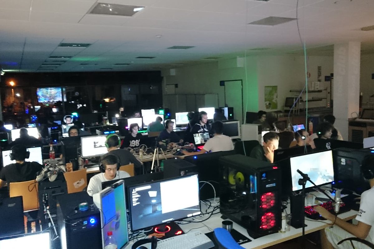 schillerlanev's tweet photo. 🖲️Schiller-LAN 2.0🖲️
Nach dem ersten Erfolg der Schiller-LAN 1.0 konnten wir unsere Besucherzahl fast verdoppeln.
Welche Schiller-LAN war eure erste?
#slev #gaming #lanparty https://t.co/hF9JoUr28k