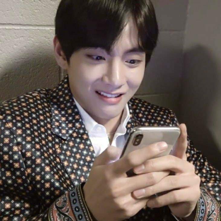 vminflowersz's tweet photo. eu vendo os posts do taehyung no weverse: https://t.co/yGLL3RK9VG
