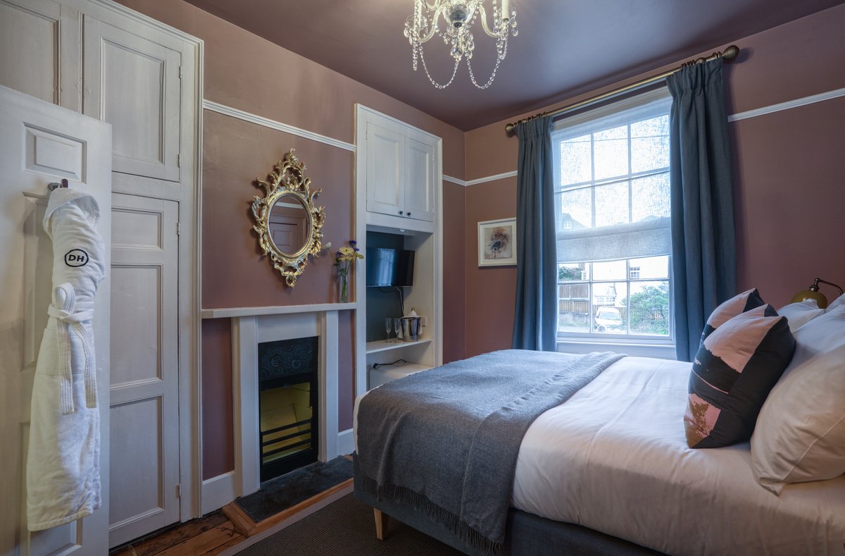 Rare opportunity alert...
Due to a Covid ping, a room is now available for this weekend - and if you're quick, there's potentially  a table at an amazing restaurant in town (that never has Sat nights free) CALL FOR DETAILS 🌞