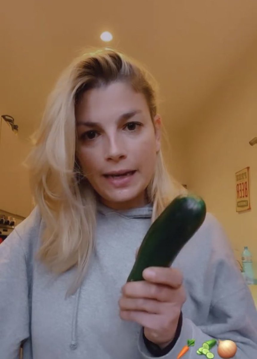 machevitafai's tweet photo. Sta sera X factor con @MarroneEmma . 
Staranno zucchine amare per tutti! 

Ps: il video non contiene nessun messaggio subliminale. https://t.co/28fPVSOV3V