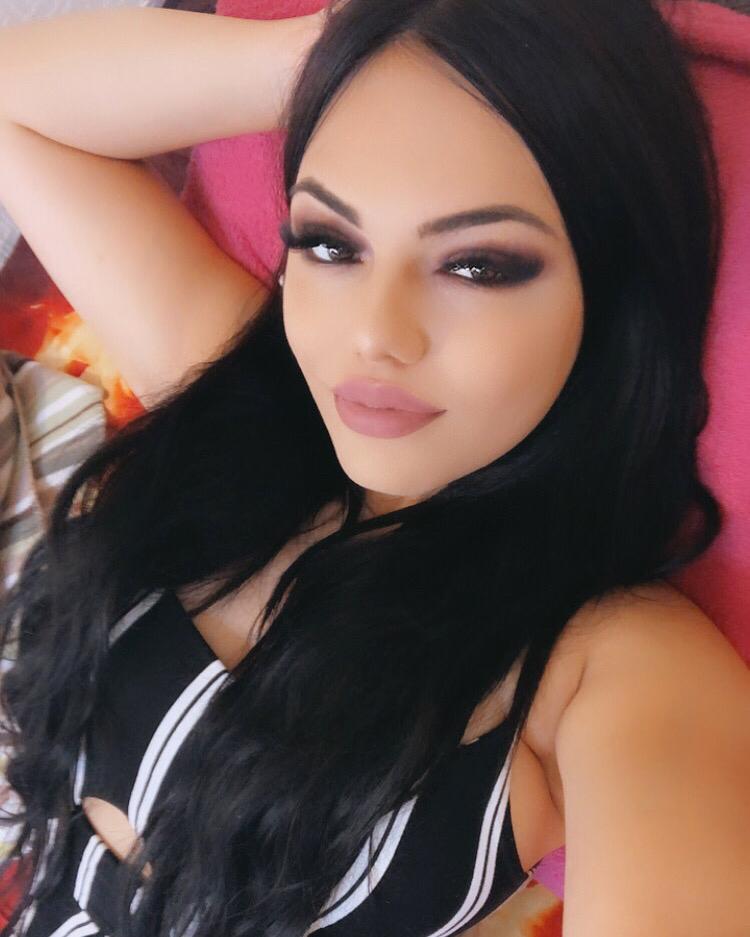 LauraLuxurious1's tweet photo. Feeling cute https://t.co/TlunOvHhnN https://t.co/7lChr9IhMN