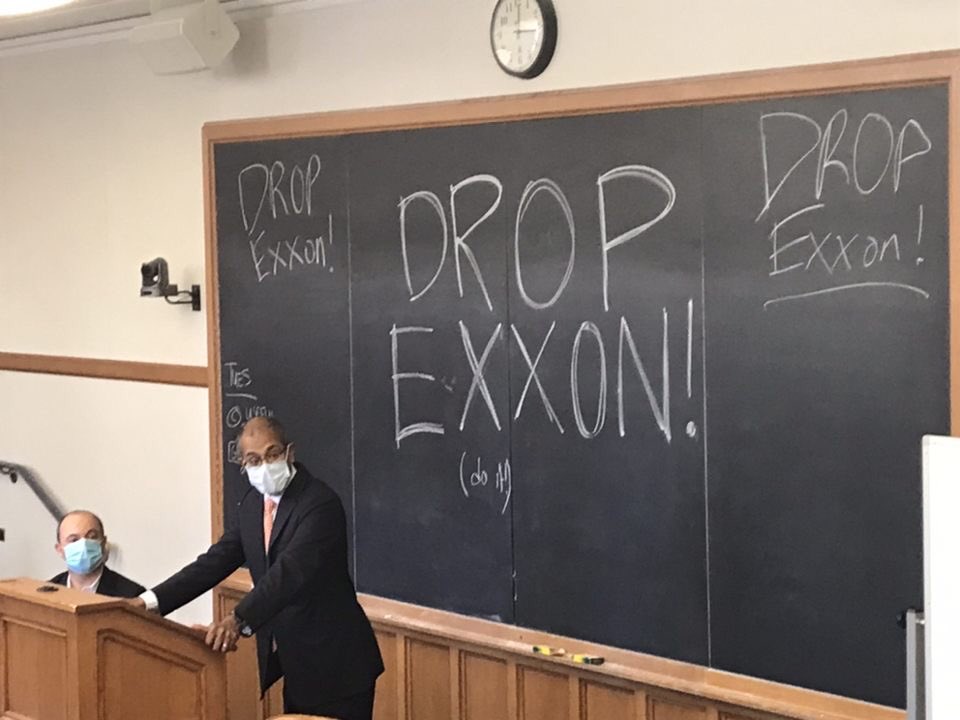 LS4CA's tweet photo. Today Exxon’s lead lawyer, @KannonShanmugam of @PaulWeissLLP, spoke at Yale Law School. 

70 students greeted him with the message that the next generation of lawyers won’t stand by as lawyers profit off the climate crisis

#DropExxon https://t.co/piwIsHpe1y