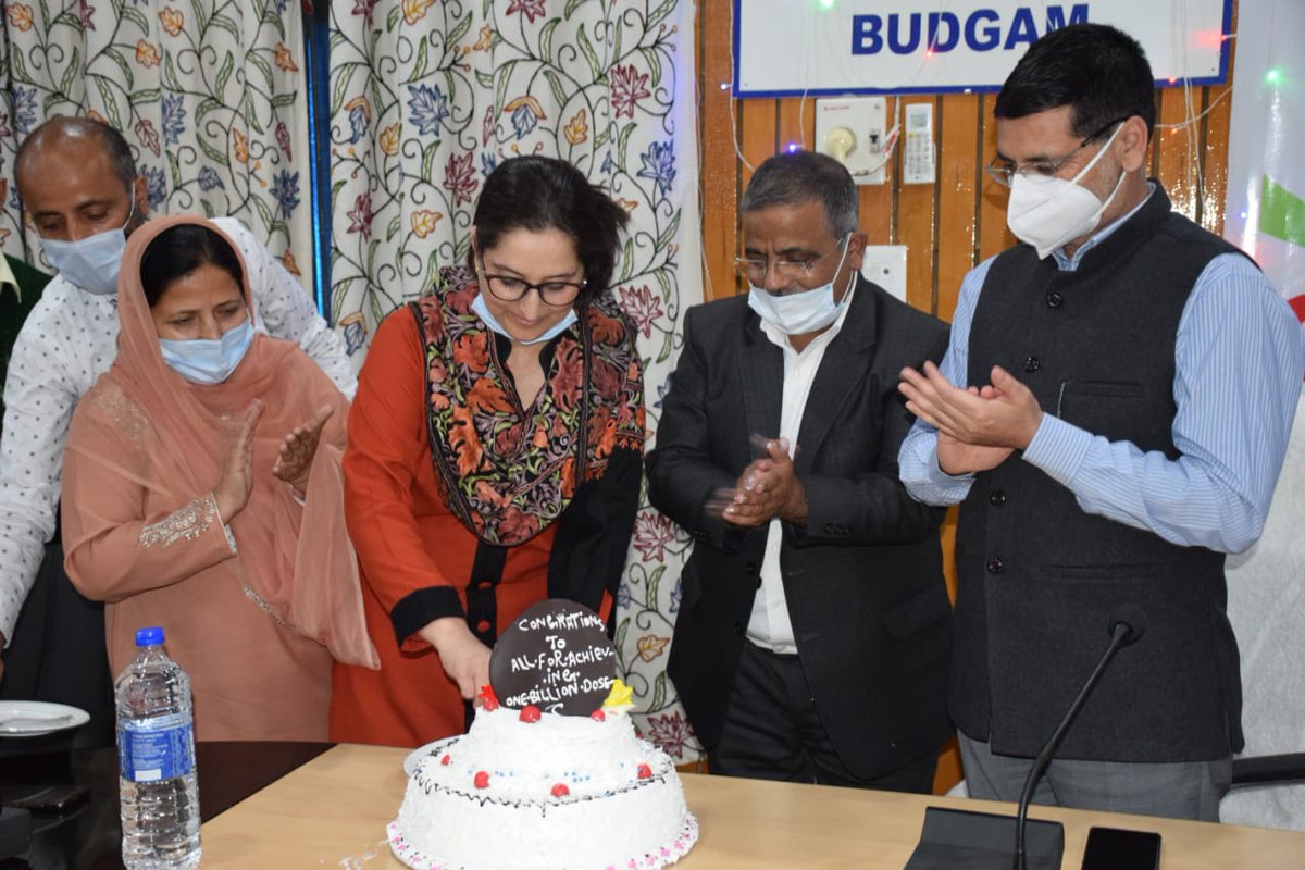 BudgamCmo's tweet photo. Felicitation function of covid warriors for achieving 100 % achievement 18 plus 1st Dose covid vaccination under the chairmanship of worthy Dy,Commissioner Budgam @BudgamCmo @shahbazmirza9 @DhskKashmir  @SaleemRehman01 @NHMJK5 @dicbudgam @OfficeOfLGJandK https://t.co/26qYwYPlIa