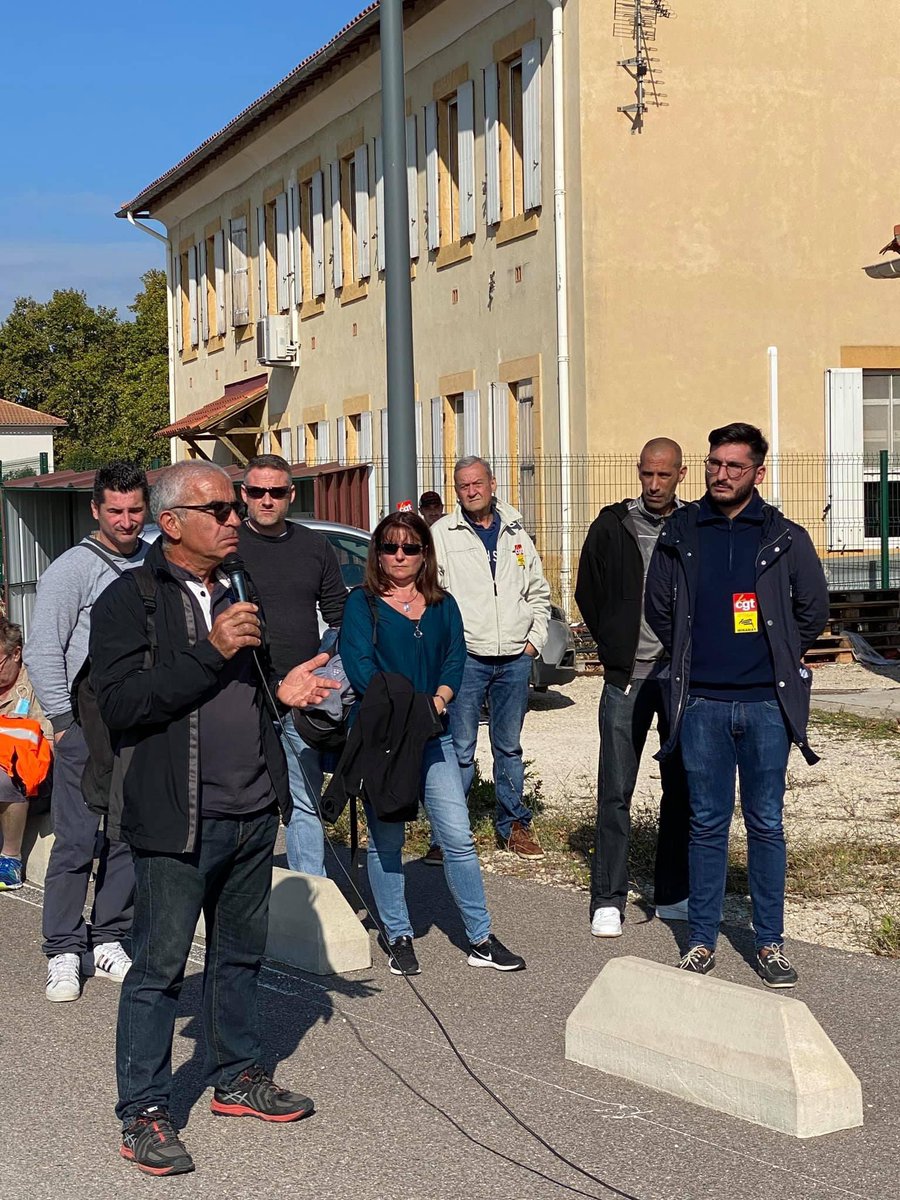 CheminotCGTPACA's tweet photo. Mobilisation réussie! + d’1 cheminot-e sur 2 à TER a agit ce 14/10 par la grève et + d’1/3 dans les autres activités!
🛑 destruction de l’entreprise!
🛑 destruction de nos métiers
🛑 destruction de nos conditions sociales! 
🛑 ouverture à concurrence
VIVE LA #CGT ✊🏻 https://t.co/9sbU1TtIBS