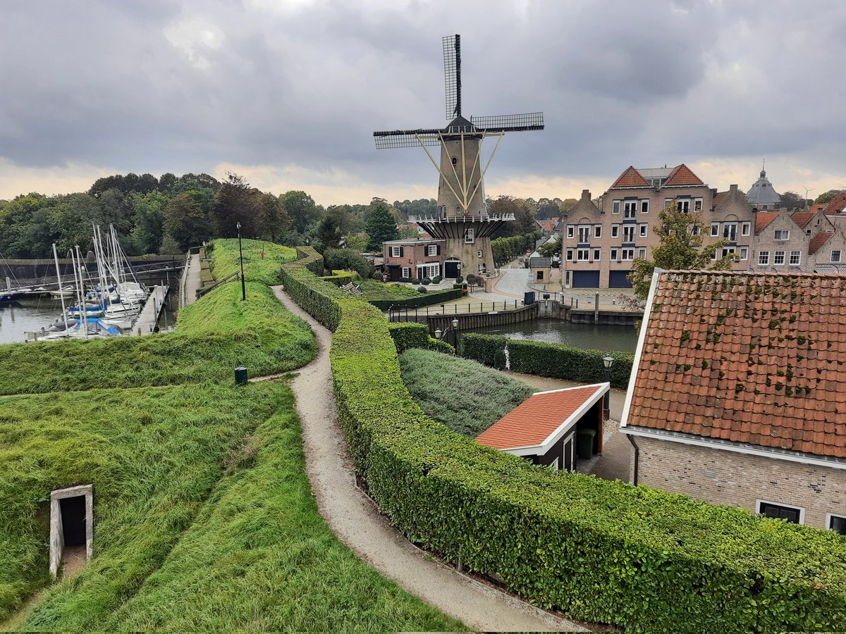seeddoubt's tweet photo. A 5 km walk around the fortified town of Willemstad at a strategic point between North Brabant and South Holland. Its defenses withstood the Spanish in the 16th century, the French in the 18th century, but not the Germans in 1940. They added bunkers and antitank walls. #mapmywalk https://t.co/oqUuCOaiTS