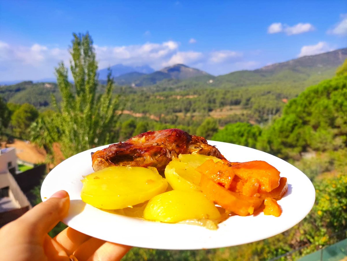 NutriciaGarrido's tweet photo. Días reparadores 💫
Sopa de fideos, garbanzos, zanahoria y ajo, carrilleras con boniato, patatas y zanahoria al horno,  mandarinas, sol, árboles, granada, campo, sol y família 💙🙏.

#nutricionsaludable #balancelifestyle #healthylife #healthyfood https://t.co/agOyDk6h2x