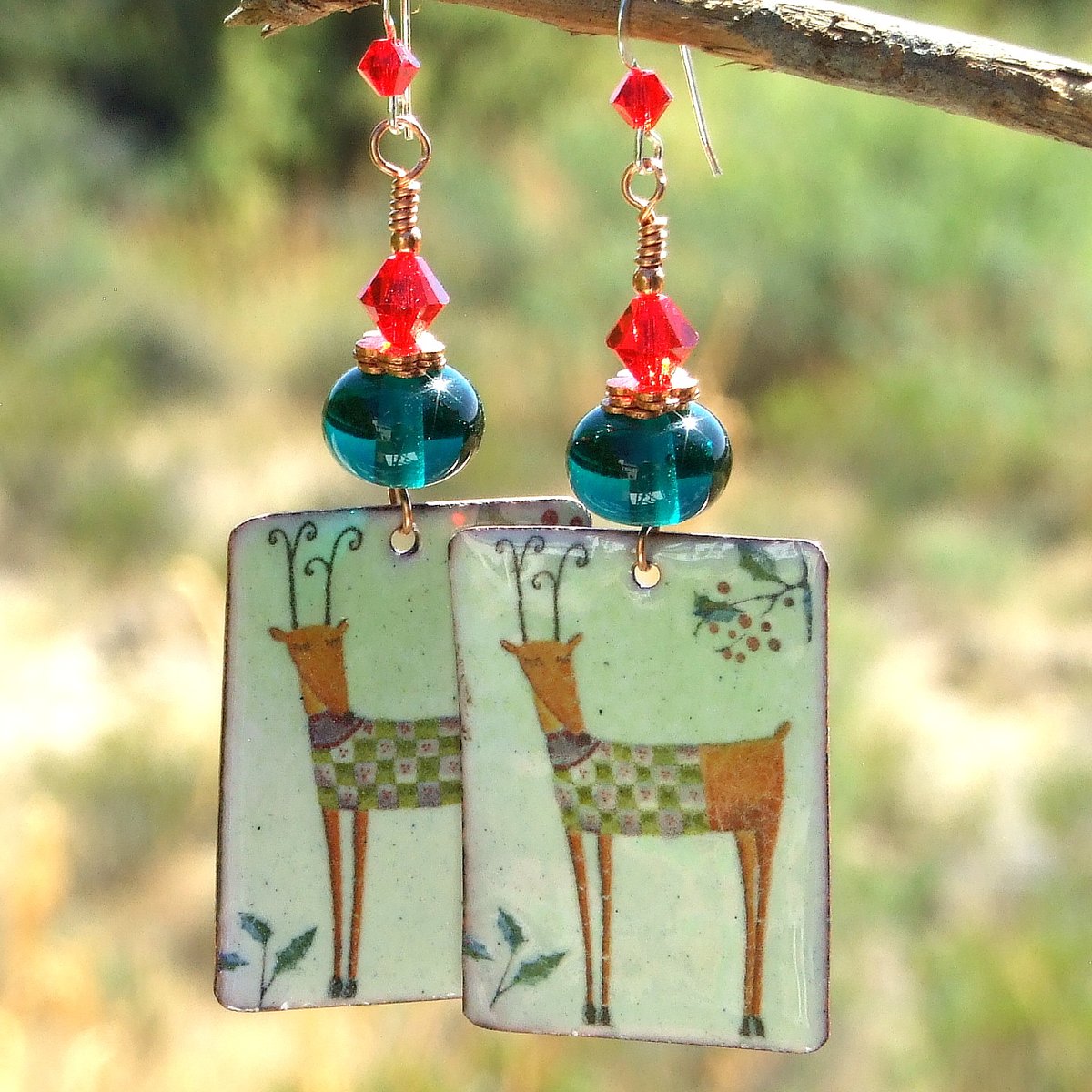 ShadowDogDesign's tweet image. New! Fun #Christmas #Reindeer Wearing Sweaters #Earrings w/ Green Lampwork &amp;amp; Red Crystals! bit.ly/3FKtcUJ via @ShadowDogDesign #ShopSmall #ReindeerEarrings #ChristmasEarrings