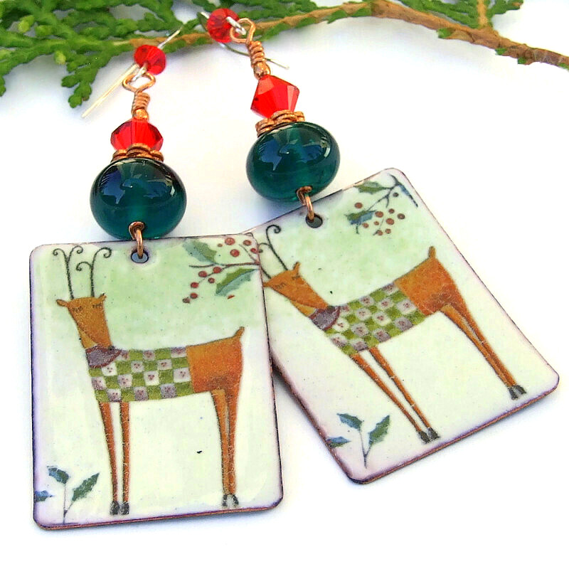 ShadowDogDesign's tweet image. New! Fun #Christmas #Reindeer Wearing Sweaters #Earrings w/ Green Lampwork &amp;amp; Red Crystals! bit.ly/3FKtcUJ via @ShadowDogDesign #ShopSmall #ReindeerEarrings #ChristmasEarrings