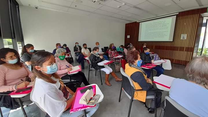 CpcCentro's tweet photo. El día de hoy nos encontramos en el @centromemoria  en el Encuentro Distrital de Mujeres Populares y Diversas.
Durante la jornada se está realizando una lectura de contexto nacional y local, haciendo seguimiento a la agenda distrital de paz.@FokusenColombia https://t.co/QzYxaJVZeh