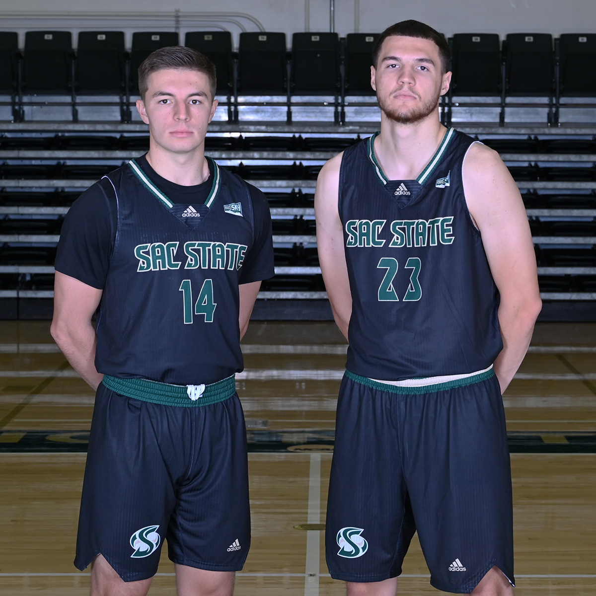 Brand new black unis this season? Yep. Seniors Fowler and FitzPatrick show off the new threads. 🔥