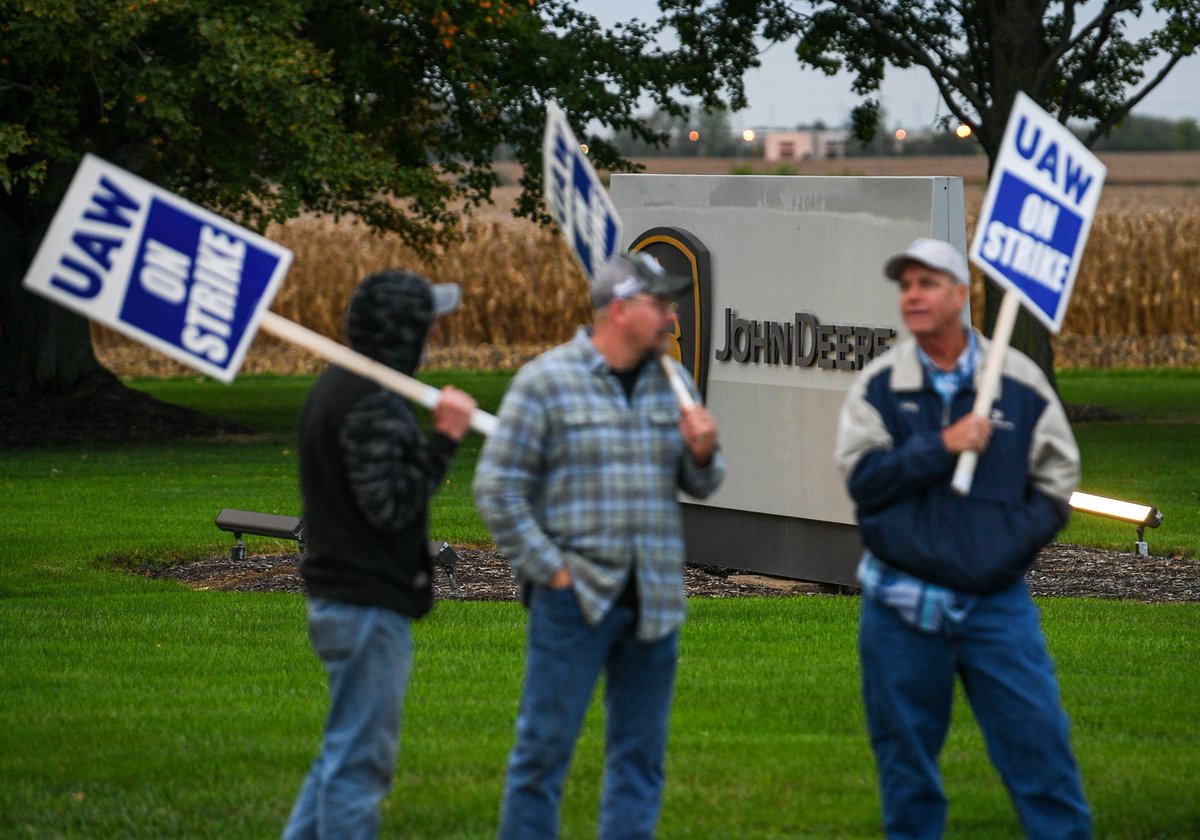 UAW members &amp; Deere employees picket outside John Deere plants this morning. Over 10,000 John Deere employees began their strike at 11:59 p.m. Wednesday. bit.ly/3vktGwc <a href="/qctimes/">Quad-City Times</a> <a href="/Dispatch_Argus/">Dispatch/Argus</a>