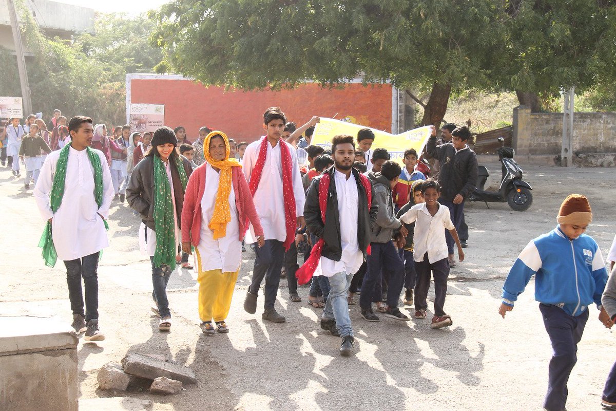 સ્વચ્છ ભારત અંતર્ગત સમગ્ર ઓક્ટોબર માસ દરમિયાન યોજાઇ રહેલ કાર્યક્રમો પૈકી આજરોજ ગાંધીધામ તાલુકાના શિણાય ગામમાં સ્વચ્છતા માટે જનજાગૃતિ રેલી નું આયોજન કરવામાં આવ્યું. જેમાં મોટી સંખ્યામાં વિદ્યાર્થીઓએ ભાગ લીધો. <a href="/pkumarias/">Pankaj Kumar</a>  <a href="/KutchDdo/">DDO Kutch</a>  <a href="/DrdaKachchh/">DirectorDRDAKachchh (Kutch)</a>