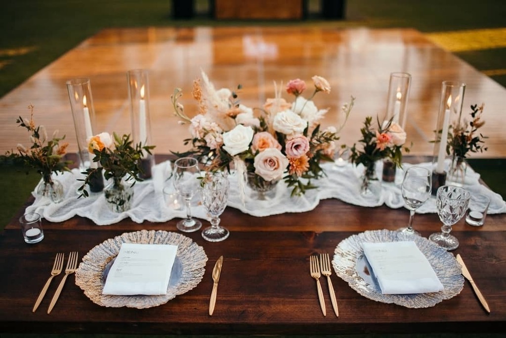 eventsbybliss's tweet photo. This #TabletopThursday we're all about mixing delicate with rustic textures and adding just the right touch of gold, blush, and white to create a romantic yet modern setup for the sweethearts!
.
.
Planning & Design: @eventsbybliss
Florals: @letitbloomcabo
Venue: @floraf… https://t.co/fWGLnoVbgk