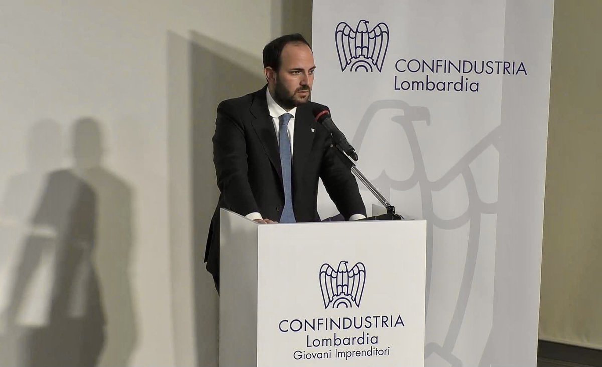 GIConfindustria's tweet photo. La crescita del PIL può raggiungere il 6% ma non mancano le incognite: dall'attuazione del PNRR alla fiammata dei prezzi al rischio inflazione. All'Italia serve coordinamento e coesione sociale - @RiDiStefano all'assemblea di @GILombardia che nomina neopresidente @jacopomoschini https://t.co/RhNdkxZHAU