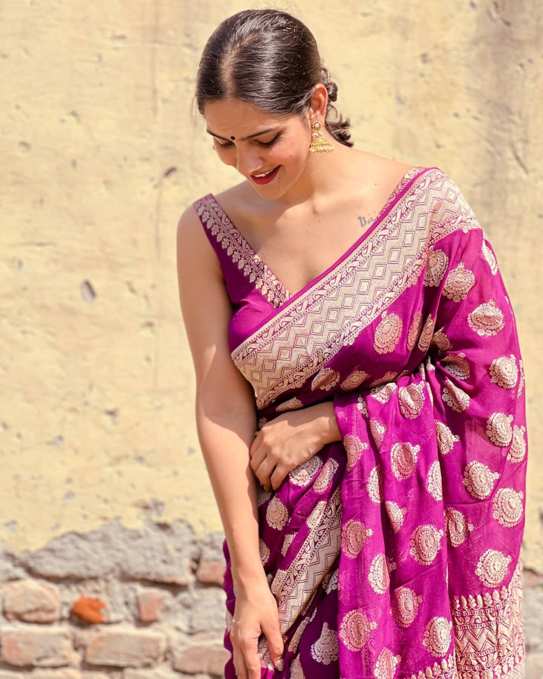 FBrNBioVIBUpv6A?format=jpg&name=large