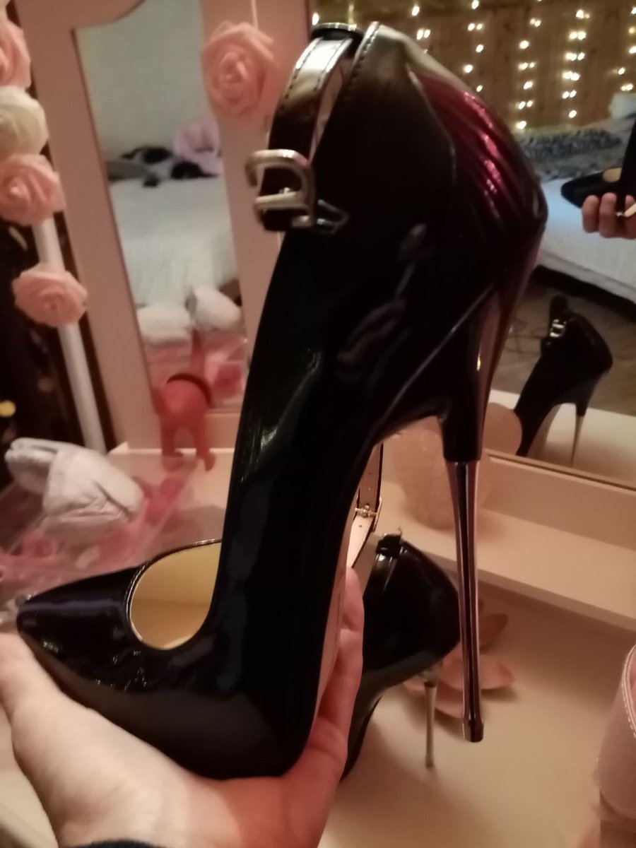xclaudiadominax's tweet photo. Bellissimo REGALO ricevuto da uno dei miei più devoti schiavi
#highells #fetishshoes #shoesdomination https://t.co/PazUovmCOu