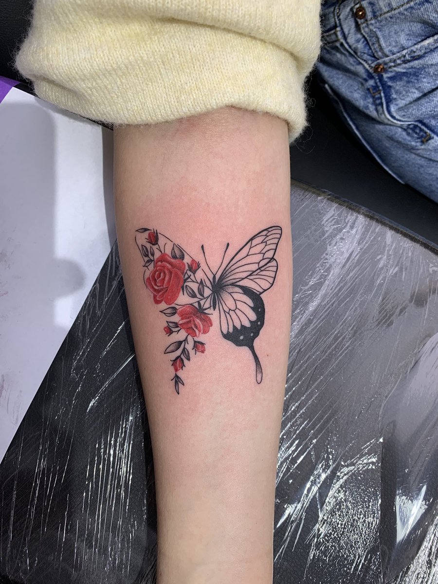 xMiilu's tweet photo. okay so i got my first tattoo on saturday and i absolutely love it it’s so prettyyyy🥺🥺 https://t.co/FPtUj4tqvb