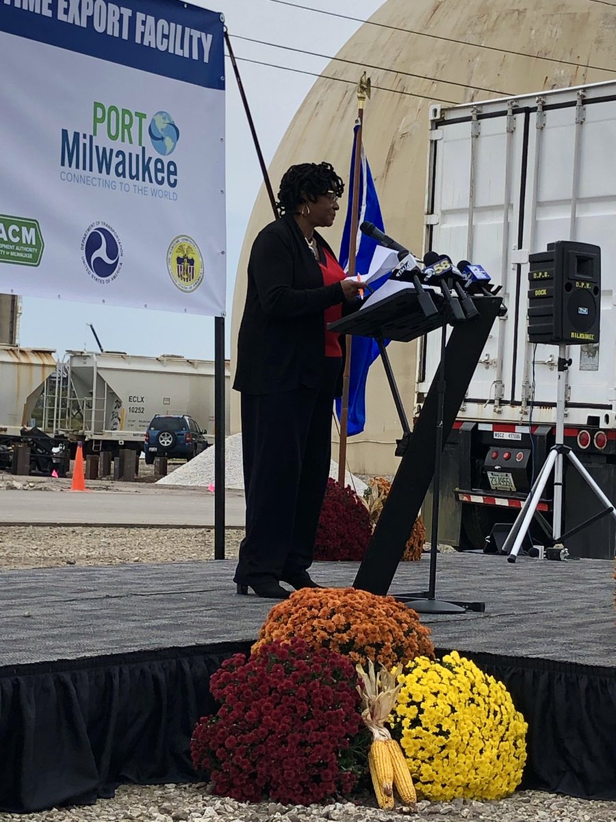 RepGwenMoore's tweet image. Yesterday, I attended the groundbreaking ceremony for a new agriculture facility at the Port of MKE. This will be a new opportunity for WI farmers, helping them reach a global market. We must keep investing in our infrastructure to stay competitive &amp;amp; support our local economy.
