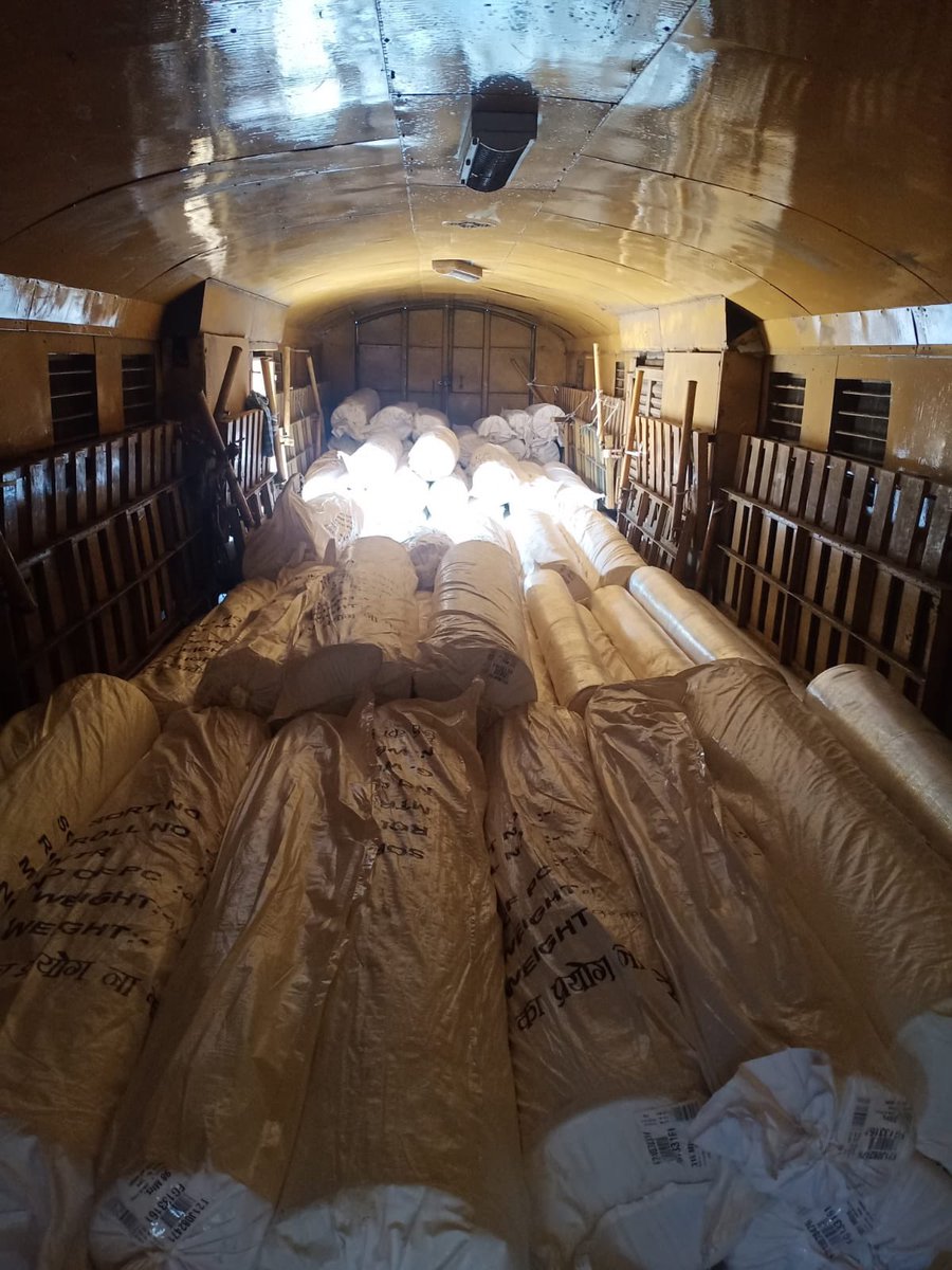 RailMinIndia's tweet photo. Indian Railways to transport Grey Fabric and Cotton Yarn from Nagpur region to Bangladesh:

IR has loaded 21 Parcel Vans with Grey Fabric and cotton Yarn from Hinganghat, Nagpur to Benepole, Bangladesh.

Railways is offering quick and economical transportation of Goods. https://t.co/XLIIjubvYp