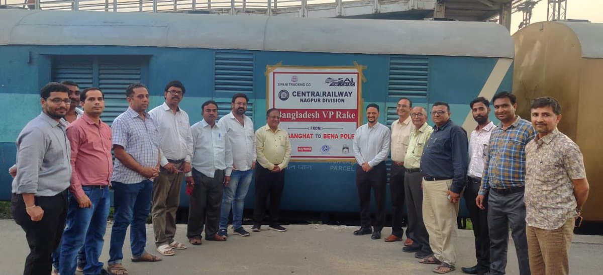 RailMinIndia's tweet photo. Indian Railways to transport Grey Fabric and Cotton Yarn from Nagpur region to Bangladesh:

IR has loaded 21 Parcel Vans with Grey Fabric and cotton Yarn from Hinganghat, Nagpur to Benepole, Bangladesh.

Railways is offering quick and economical transportation of Goods. https://t.co/XLIIjubvYp