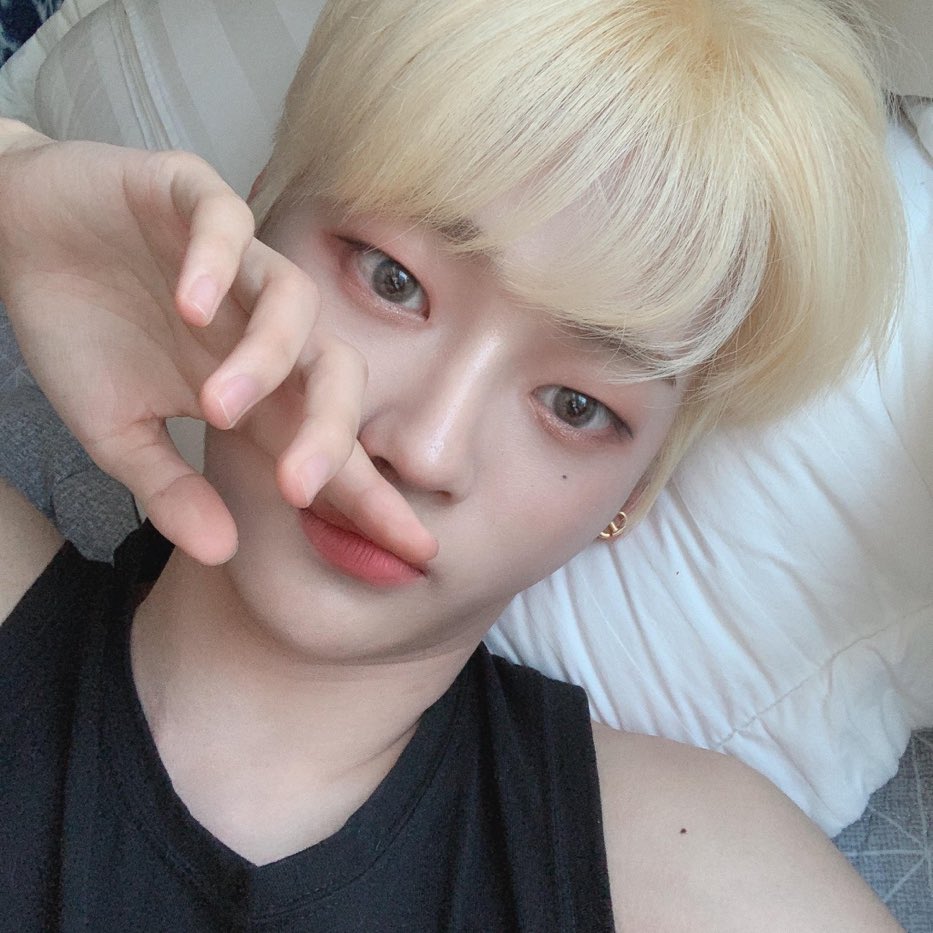 weare__i's tweet photo. this baby will have his debut as musical actor today!! 🥺 good luck with your first show💙💜 #HelloNewKShile #석화의_클림트_함께_보쉴레 https://t.co/oxRcSix8OK