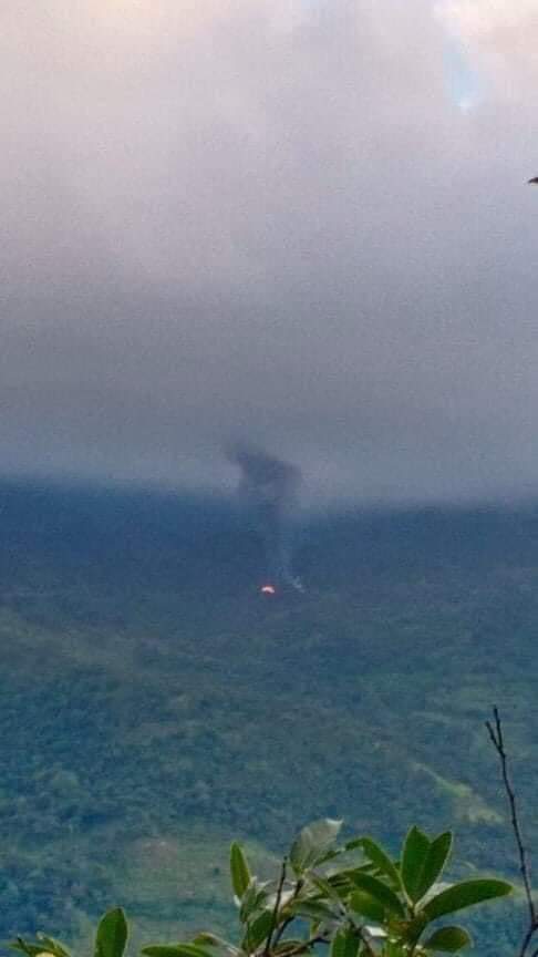 Merries1998's tweet photo. 10 houses were set fire by military arsonists this morning at YalThi Village located within Phalam township, Chin state. Only 3 houses were left unburnt at that small village n all villgers r currently displaced.

#Oct14Coup
#WhatsHappeningInMyanmar https://t.co/wsaJaUsLZP