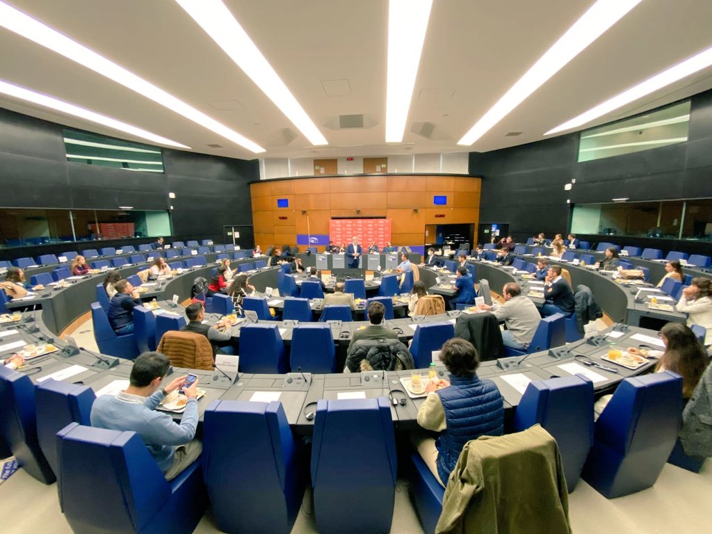 Nuestros Jóvenes acaban de volver del mayor evento político joven de Europa #EYE2021 en Estrasburgo, donde han compartido sus aportaciones para la Conferencia por el Futuro de Europa con eurodiputados.
🧵 👇