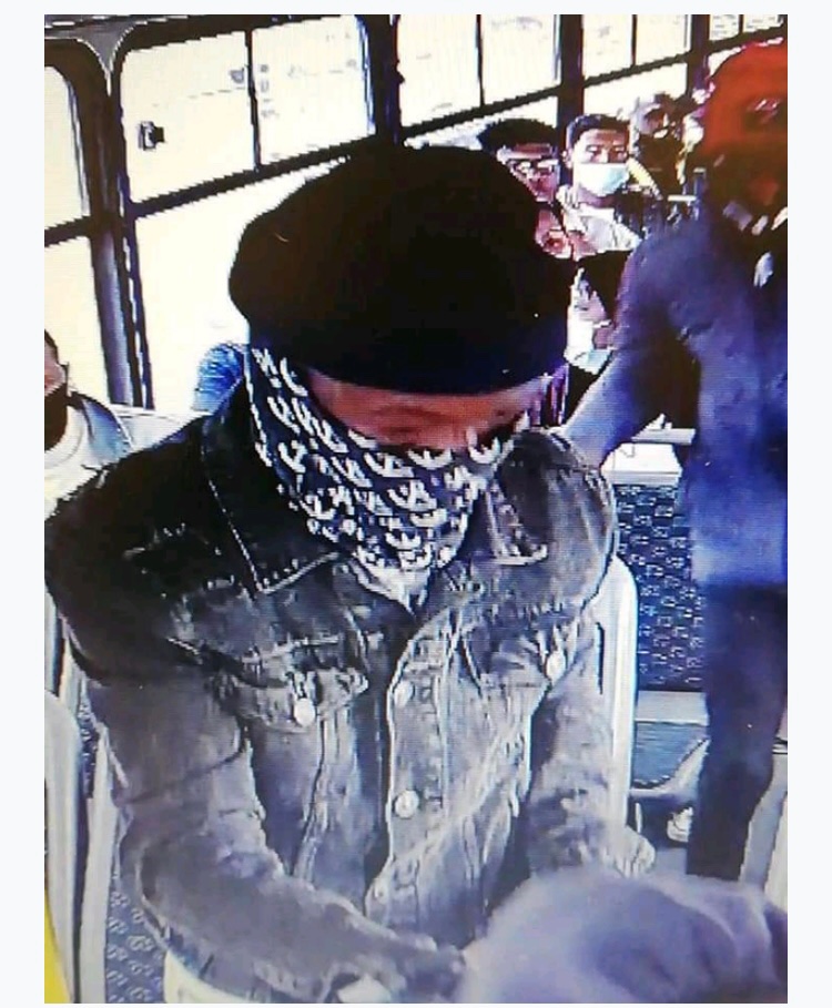 AndiMakinana's tweet image. Golden Arrow bus passengers robbed of their belongings by five armed men who posed as passengers.

According to the Daily Voice, this happened on Jakes Gerwel Drive last Friday at 9.47am. The bus was traveling from Cape Town to Mitchells Plein. 😡

You may know these faces.