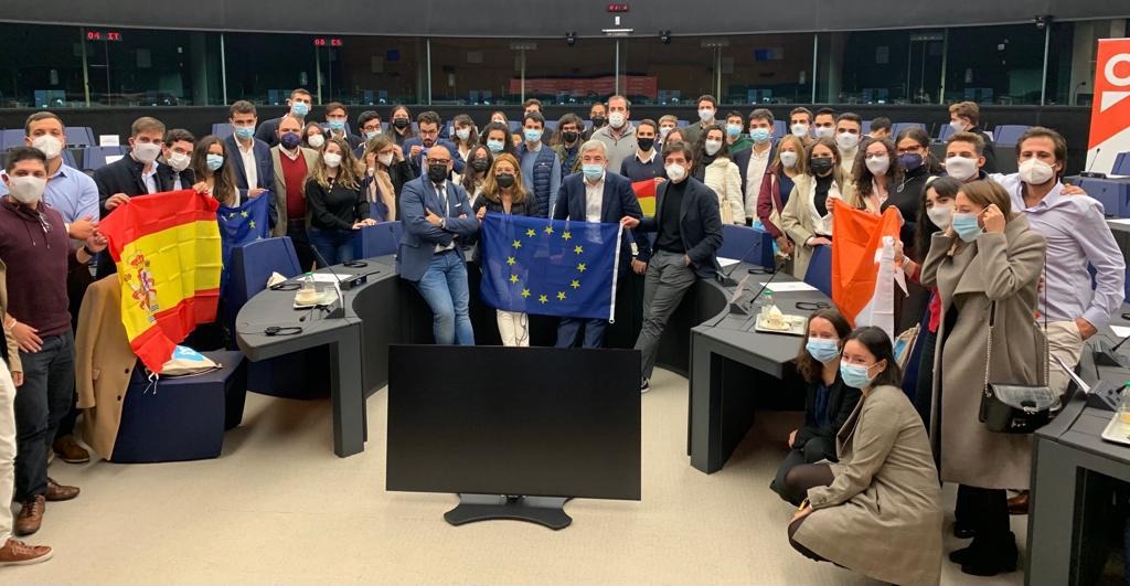 El #EYE de Estrasburgo demuestra esto: eurodiputados que arman un equipo para trasladar propuestas. Un equipo. Un bloque liberal protagonizado por Jóvenes que marque el rumbo de Europa.
#Orgullo