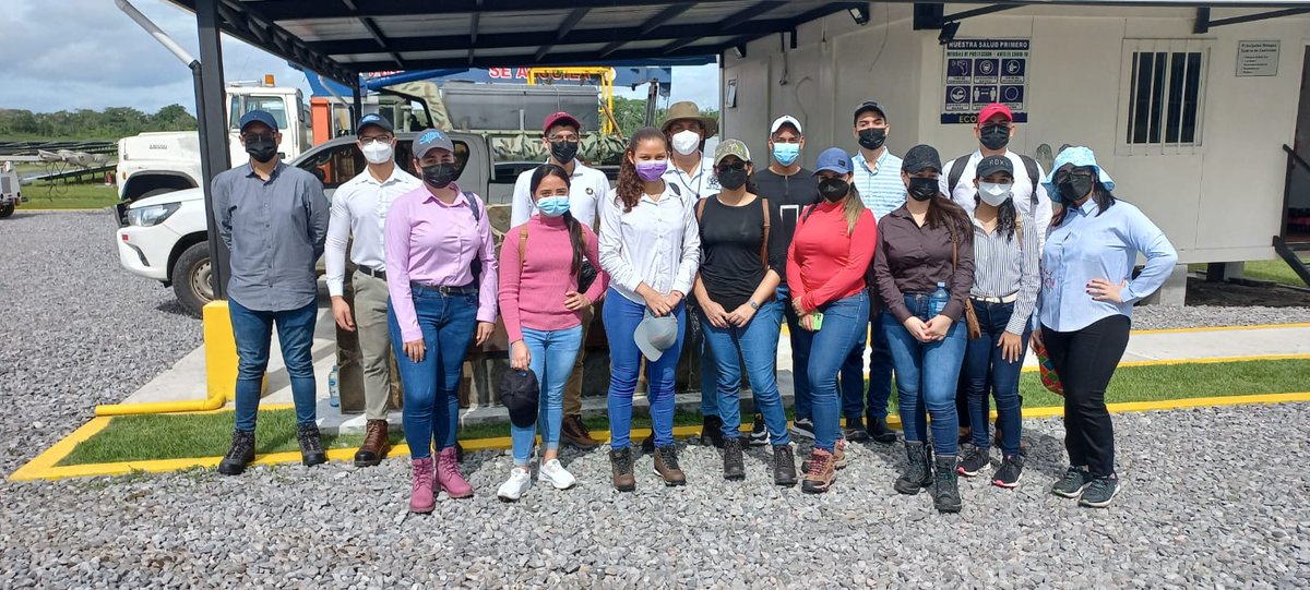 GrupoEletaRSE's tweet photo. Estudiantes de Electromecánica de la @utppanama realizaron una gira educativa por la planta de #Ecosolar empresa de #ELETA en el área de Progreso, Chiriquí.
En la misma conocieron el proceso de transformación de energía solar y la operación de los equipos en el mismo. https://t.co/V7203Tu056
