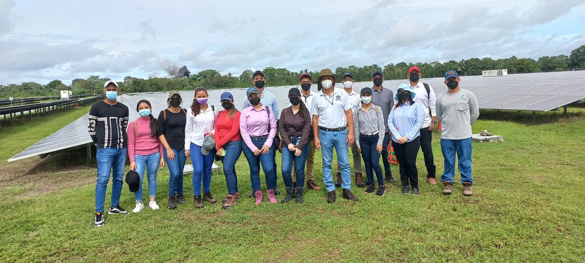 GrupoEletaRSE's tweet photo. Estudiantes de Electromecánica de la @utppanama realizaron una gira educativa por la planta de #Ecosolar empresa de #ELETA en el área de Progreso, Chiriquí.
En la misma conocieron el proceso de transformación de energía solar y la operación de los equipos en el mismo. https://t.co/V7203Tu056