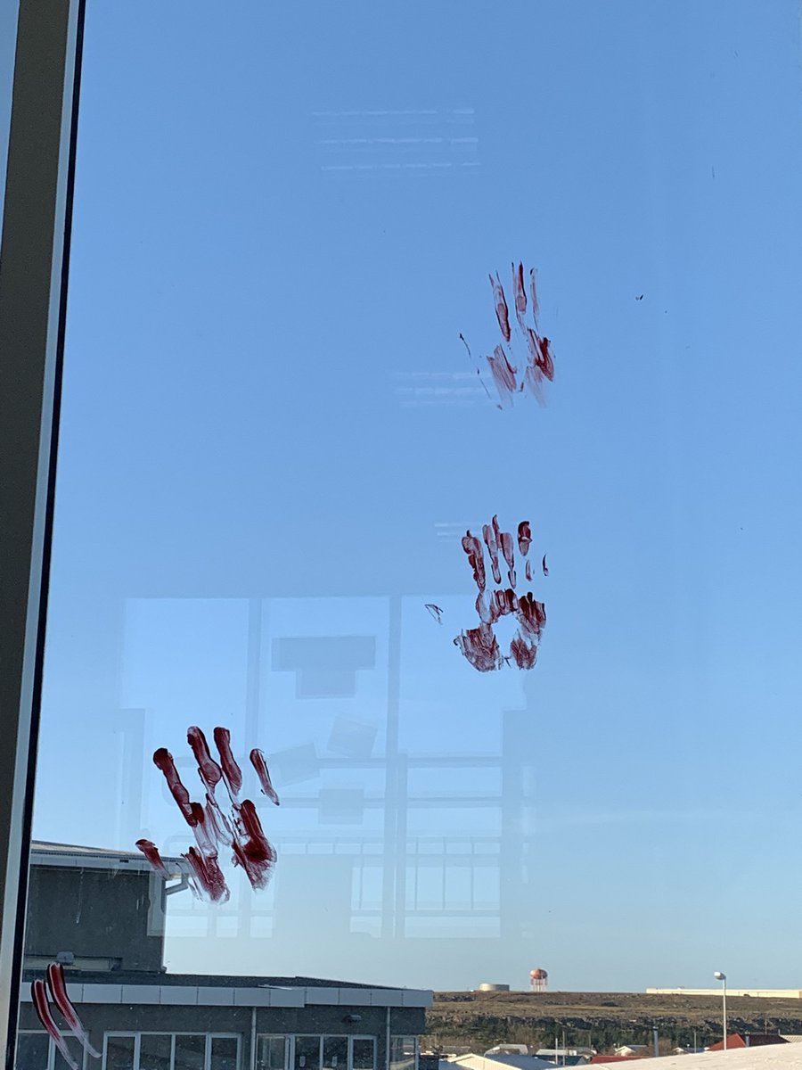 #skolaslit #menntaspjall Fann helminginn af Gunnari íþróttakennara í Njarðvíkurskóla í morgun. <a href="/aevarthor/">Ævar Þór Benediktsson</a> <a href="/gudnykarls/">Guðný Björg Karlsdóttir</a> <a href="/HelgiArnarson/">Helgi Arnarson</a>