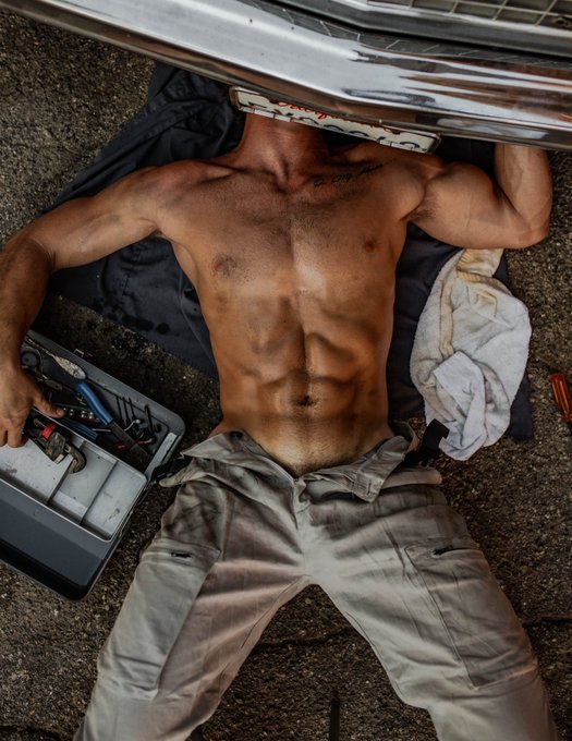 can someone lend me a hand? 🔧🧰😉 https://t.co/zDuvyfMZst https://t.co/doNdymnMkz