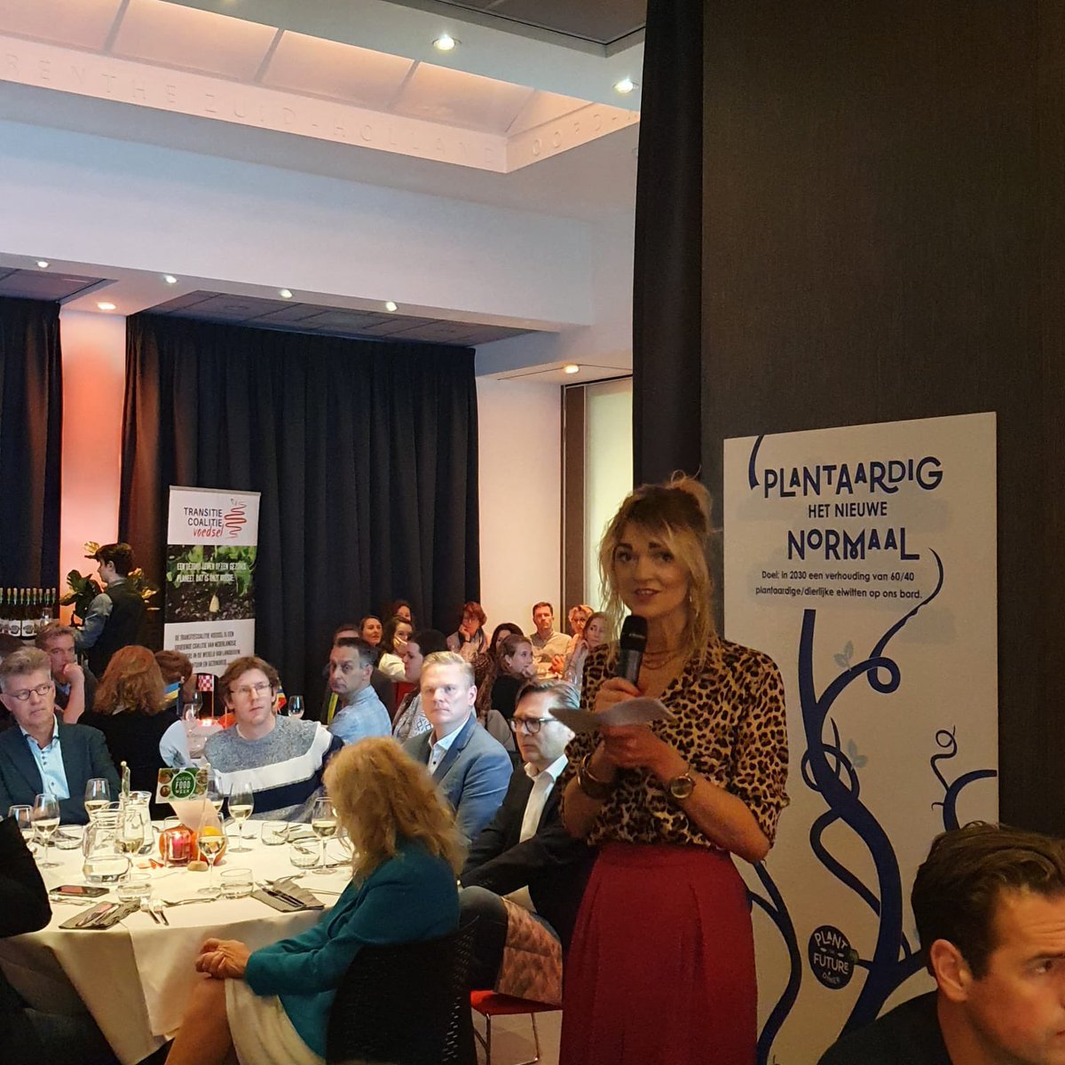 @Nataschakooim opent de avond. Ze heet iedereen welkom en is blij met een volle zaal: “De enorme belangstelling voor het diner laat zien dat we op een kantelpunt zitten”
 
#plantthefuture #plantaardighetnieuwenormaal #DFW2021 #NGFdag2021 #geefkleurdoor #SchoutenEurope