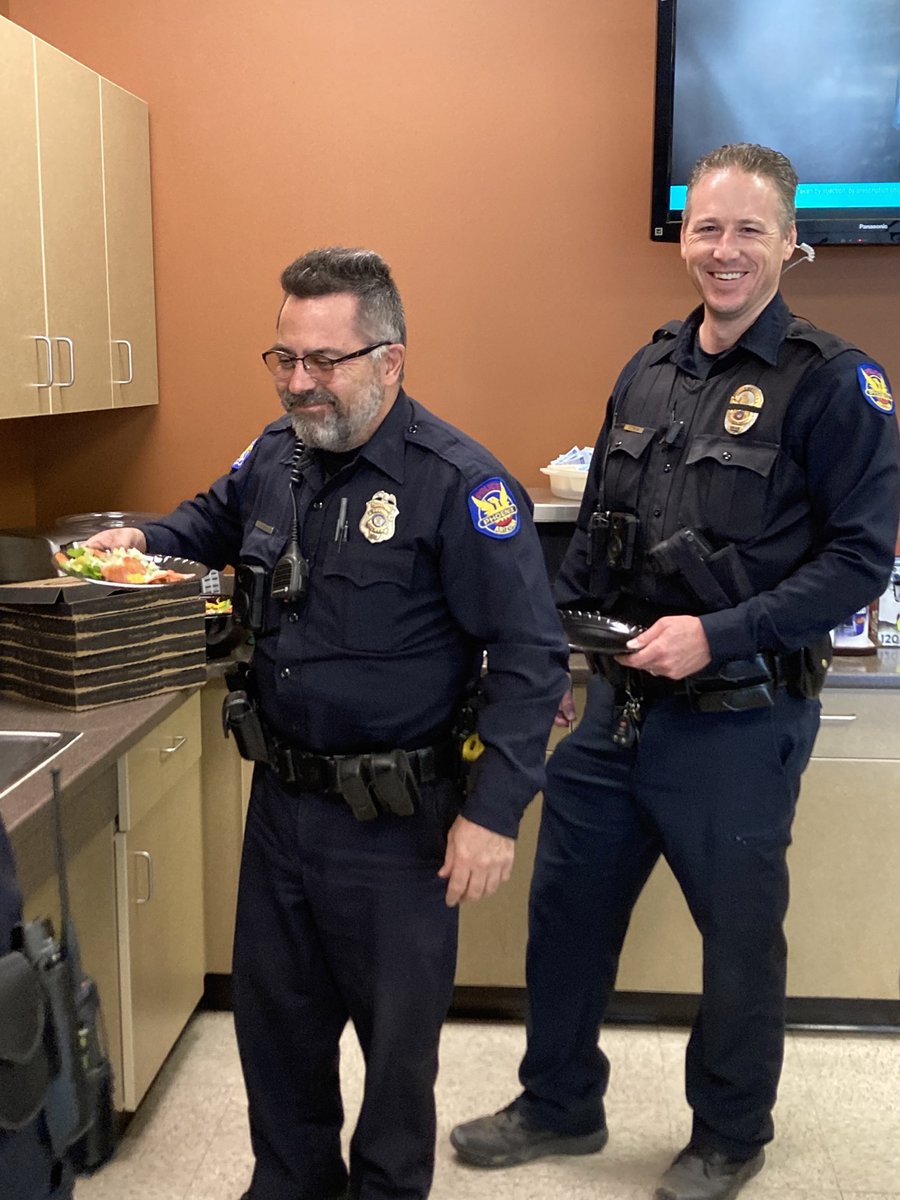 FiredPie's tweet photo. First responders pizza drop round 02, our Fired Pie GM Marty was generous enough to treat our Scottsdale (Mountainview) Police Department with some of their favorite Fired Pie’s 🍕 and Salads.
.
Job well done, thank you Scottsdale PD for your service and support.
.
.
#firedpie https://t.co/NFsZQHhEzv