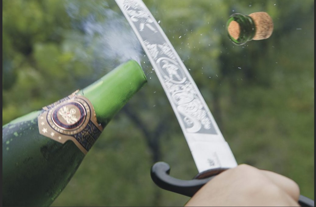 Сабраж по гусарски. Метод открытия шампанского сабраж. Сабраж шампанское. Гусарский сабраж. Сабраж гусар.