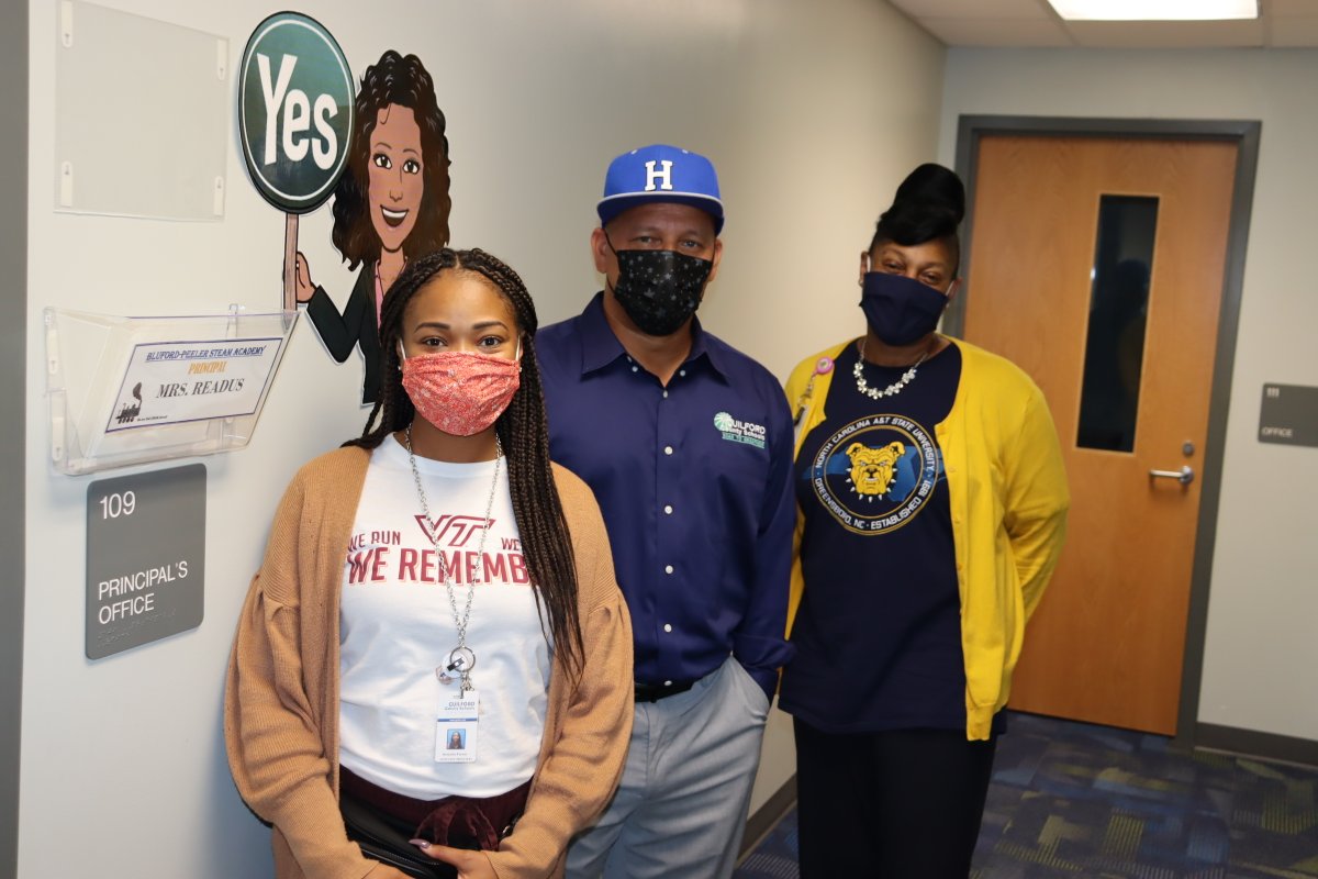 Bluford_STEM's tweet photo. We would like to thank our Phenomenal School Support Officer Dr. Harvey for joining in with our BP Spirit community by wearing his favorite college paraphernalia for “College Day” at our school. Way to go! #BPSpiritWeek @JohnitaReadus @KesandraFarmer https://t.co/XiA0ZV8p0P